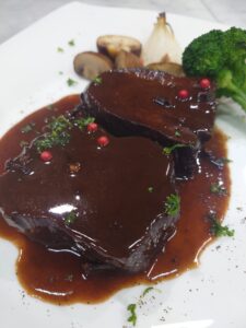 ご出産を控えてるお客様など火入れを気にされるお客様には煮込み料理でご対応。仕入れによりメニューが変わります。